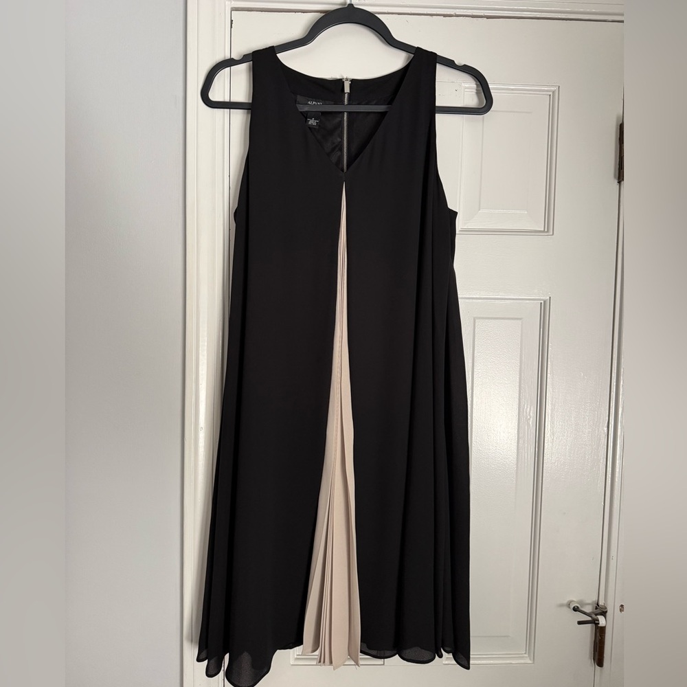 Alfani Black and Cream A-Line Pleated Swing Dress V-Neck Sleeveless